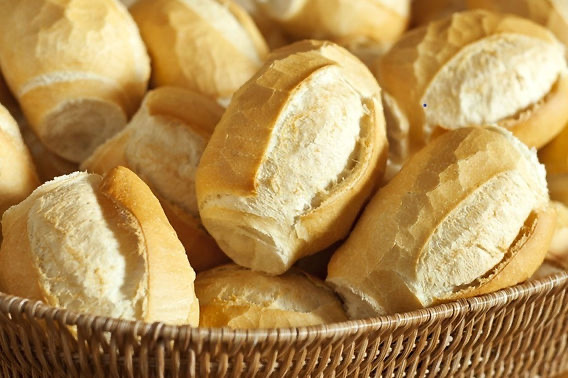 Pão francês acabado de fazer, dourado e estaladiço